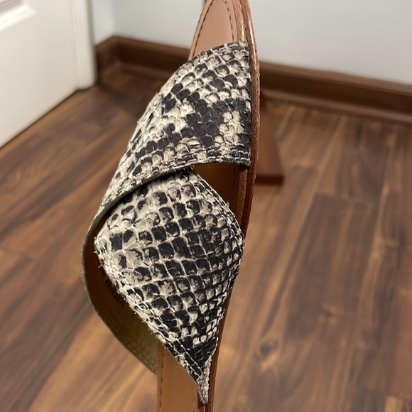 Stuart Weitzman Snake Skin Criss Cross Flat Sandal size 10.5 - Picture 14 of 14